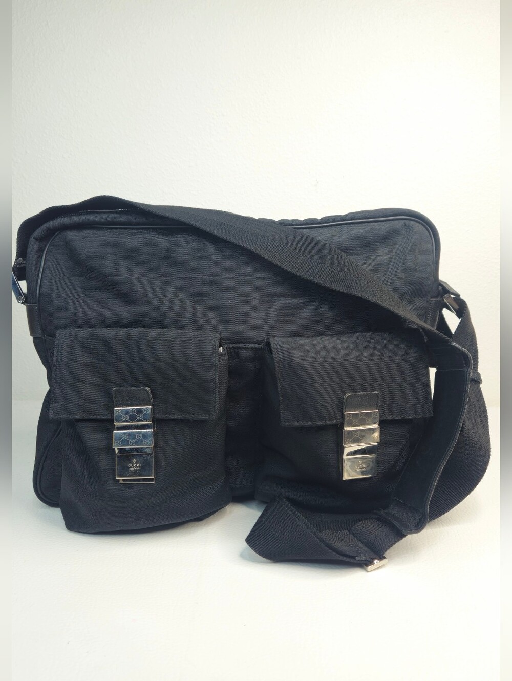 Authentic Gucci Black Nylon Messenger Crossbody Work Traveel Bag Travel